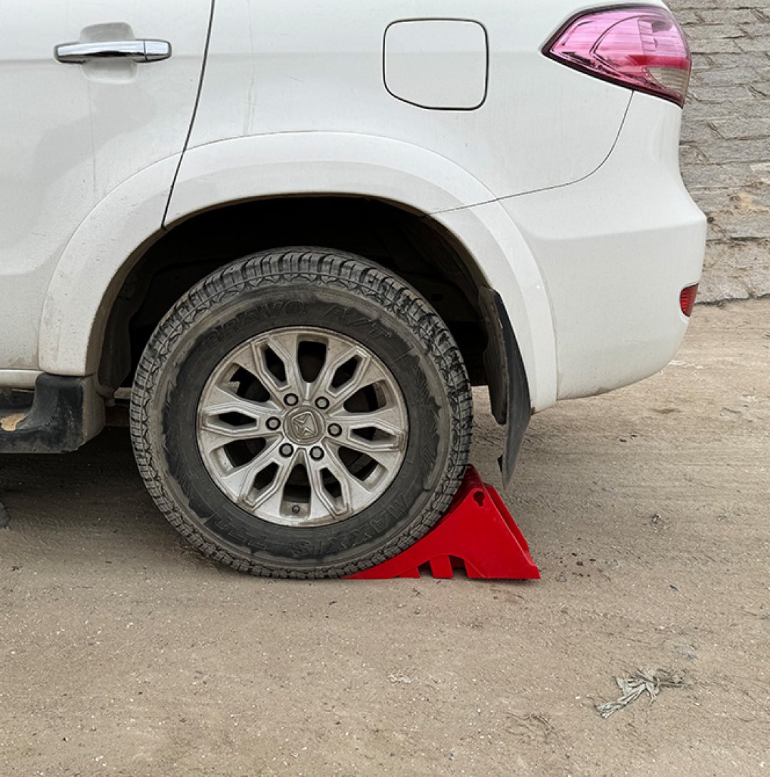 未标题-2_0003_wheel  chocks HR01-04 (1)